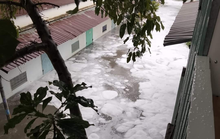 Đồng Nai: Người dân cầu cứu vì nước chảy như thác cuốn sau mưa, bọt trắng lạ, mùi hôi nồng nặc