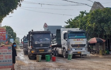Dân mang thùng rác chặn xe tải trọng lớn làm hỏng đường