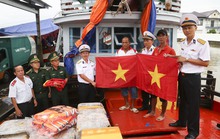 Vùng 2 Hải quân nhận đỡ đầu con ngư dân và trao cờ Tổ quốc