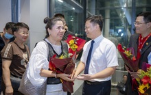 Du khách trên chuyến bay quốc tế đầu tiên đến Huế được chào đón đặc biệt