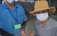 Hành động đẹp trên xe buýt: Tiếp viên bán vé số giùm cụ già