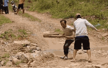 VIDEO: Hung hăng đuổi đánh phóng viên tại thủ phủ vàng Phước Sơn