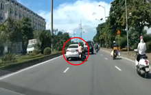 CLIP: Tài xế ôtô nghi chèn ép khiến người đi xe máy ngã ra đường