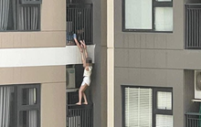 Thót tim hình ảnh cô gái trèo qua lan can, nhảy từ tầng cao chung cư