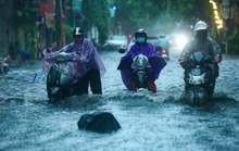 Mưa lớn làm nhiều tuyến phố Hà Nội ngập sâu, hàng loạt phương tiện chết máy