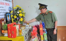 Thiếu tướng Đinh Văn Nơi thăm hỏi gia đình các liệt sĩ trong vụ tấn công trụ sở xã ở Đắk Lắk