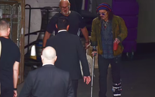 “Cướp biển” Johnny Depp chống nạng trên đường phố
