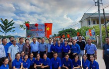 Tự hào đi dưới hàng cờ rực đỏ
