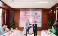 CLIP: Món quà đặc biệt của Chủ tịch Công đoàn người Hàn Quốc lần đầu đến Quảng Nam