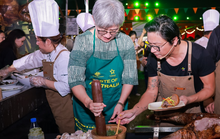 Thích thú thưởng thức món BBQ do "đầu bếp" Ngoại trưởng Úc Penny Wong trổ tài