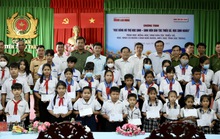 Niềm vui của 100 học sinh đồng bào dân tộc thiểu số ở Sóc Trăng