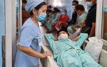 Vất vả nghề hộ lý