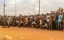 Phe đảo chính Niger trục xuất gấp đại sứ Pháp