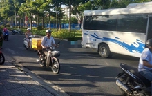 Người đàn ông mặc đồ bệnh nhân lao vào ôtô đang chạy