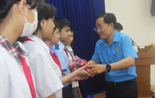 Tặng học bổng cho con CNVC-LĐ khó khăn