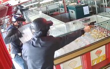 Xông vào cướp tiệm vàng, dùng búa đập vỡ tủ kính lấy đi 15 lắc đeo tay