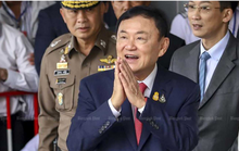 NÓNG: Vua Thái Lan giảm án cho cựu Thủ tướng Thaksin còn 1 năm tù