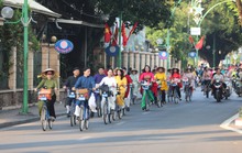 Hơn 100 người trong tà áo dài đạp xe diễu hành qua các điểm du lịch nổi tiếng