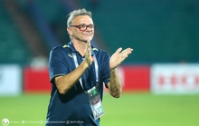 HLV Troussier so sánh CLB Man City với bóng đá Việt Nam