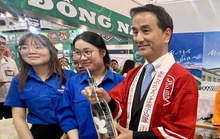 Thống đốc tỉnh Yamaguchi giới thiệu đặc sản tại Hội chợ  vùng Đông Nam Bộ
