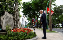 Tổng thống Joe Biden đặt hoa tại phù điêu cố Thượng nghị sĩ John McCain