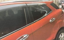 2 thanh niên đập kính ôtô, lấy thẻ ngân hàng đi quẹt mua hơn 10 chỉ vàng
