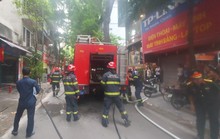 CLIP: Cháy nhà trên phố Lý Nam Đế, huy động 3 xe chữa cháy