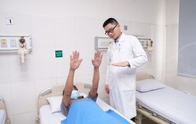Bác sĩ Việt Nam cứu chữa một người nước ngoài đại - tiểu tiện không tự chủ