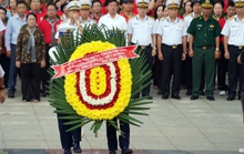 Đoàn đại biểu TP HCM dâng hương tưởng niệm các Anh hùng liệt sĩ tại nghĩa trang Hàng Dương