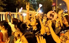 Nghệ sĩ hư, một phần do khán giả?