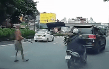Người đàn ông cởi trần chặn đường, phi dao vào xế hộp Land Cruiser là ai?