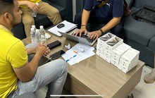 Tạm giữ người xách 22 iPhone 15 Pro Max về Việt Nam