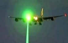 Phi công phản ánh các vụ chiếu đèn laser ảnh hưởng an toàn bay