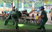 Rụng tim với clip chú bộ đội múa lân siêu dễ thương cho trẻ vùng cao