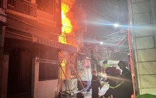 Cảnh sát cứu 6 người bị mắc kẹt trong căn nhà bốc cháy