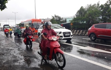 Người dân đội mưa quay lại TP HCM và Đông Nam Bộ sau kỳ nghỉ lễ