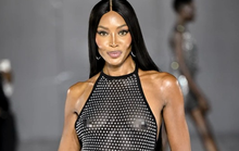 “Báo đen” Naomi Campbell lấp lánh đầm xuyên thấu