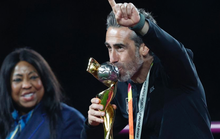 HLV vô địch World Cup bị sa thải sau vụ cưỡng hôn của Chủ tịch LĐBĐ Tây Ban Nha