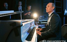 Thủ tướng Nga Putin trổ tài chơi piano