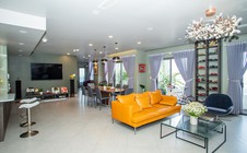 Chủ nhà gộp ba căn hộ để có phòng khách hơn 100 m2