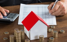 Lãi suất ngân hàng giảm, có nên chớp thời cơ mua nhà?