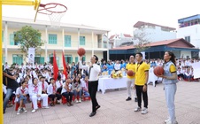 Sun Life Việt Nam tặng trụ bóng rổ và quả bóng rổ cho trường học
