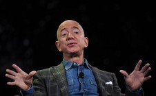 Tài sản của Jeff Bezos lại vượt 200 tỷ USD