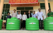 Tân Á Đại Thành trao tặng bình chứa nước và máy lọc nước cho người dân vùng lũ Nghệ An
