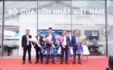Xác lập kỷ lục bộ cửa lùa nhôm kính lớn nhất Việt Nam nặng 2.400 kg