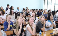 Chương trình đào tạo người nước ngoài dạy tiếng Anh tại Việt Nam: Sự cần thiết của việc lựa chọn cơ sở đào tạo