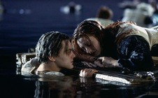 Mảnh gỗ cứu Rose trong "Titanic" được bán 718.750 USD