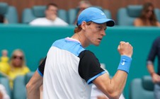 Sinner thắng dễ Medvedev, xác định cặp đấu chung kết Miami Open