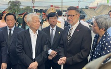 Đại sứ Úc xúc động tại lễ truy điệu liệt sĩ Sư đoàn 7