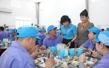 Ấm áp "Bữa cơm Công đoàn" tại Công ty CP In Bao bì Khatoco